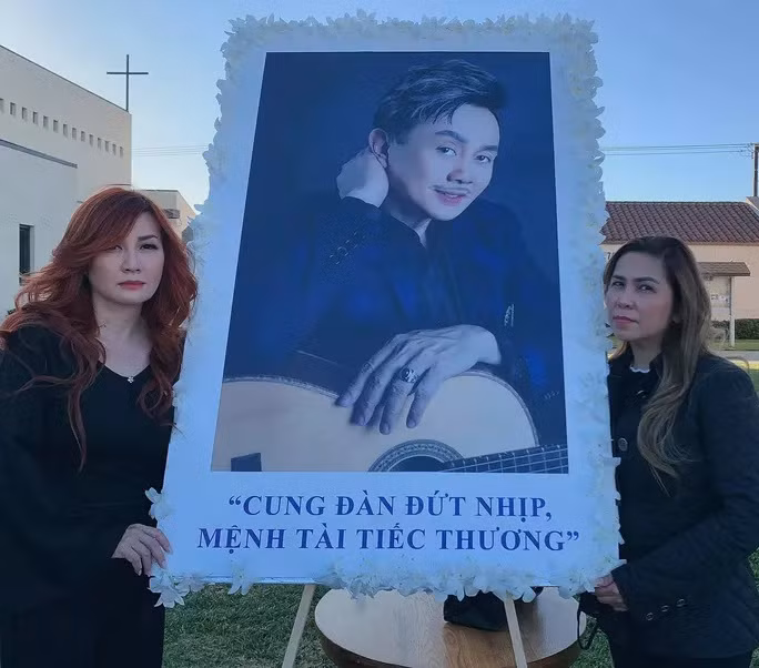 Ca sĩ Trizzie Phương Trinh va ca sĩ Cam Thơ đau lòng tiễn biệt nghệ sĩ Chí Tài lần cuối.