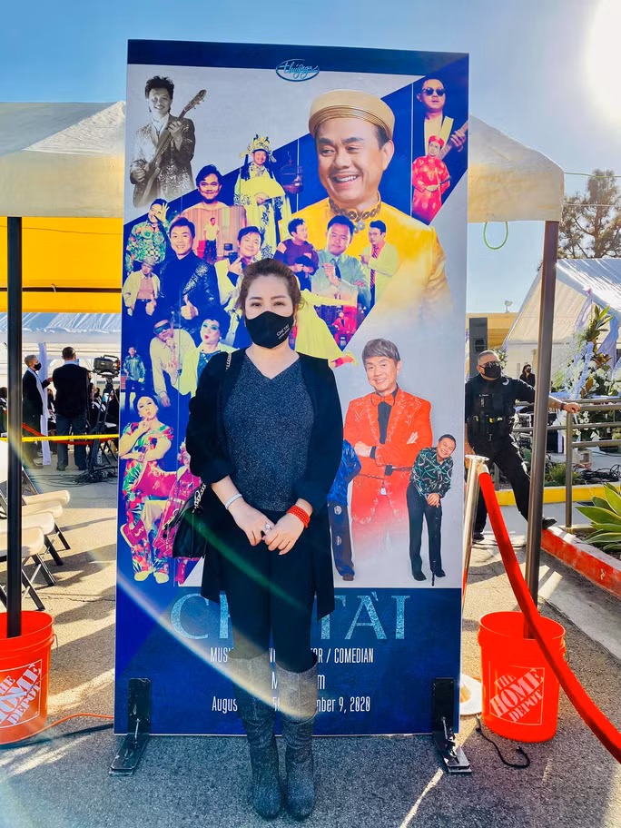 Thúy Nga nghẹn ngào tưởng nhớ: "Ngày mai, chúng em lại tiễn biệt anh về với Chúa. Nếu trở lại kiếp người, vẫn tiếp tục là nghệ sĩ và luôn bên cạnh "Bé Heo" nhé anh Chí Tài! Hôm nay nhìn chị đặt con heo của ông xã tặng đặt vô quan tài mà thấy thương quá".