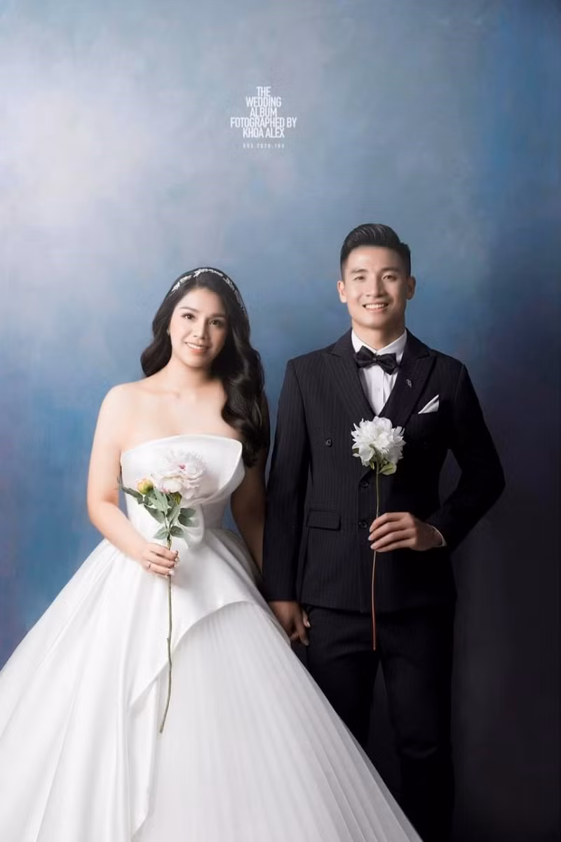 Vào tối 8/11, sau khi cùng CLB Viettel nâng cúp vô địch V.League 2020 trên sân Thống Nhất (TP.HCM), Bùi Tiến Dũng đã cầu hôn bạn gái trước sự cổ vũ cuồng nhiệt của đồng đội.