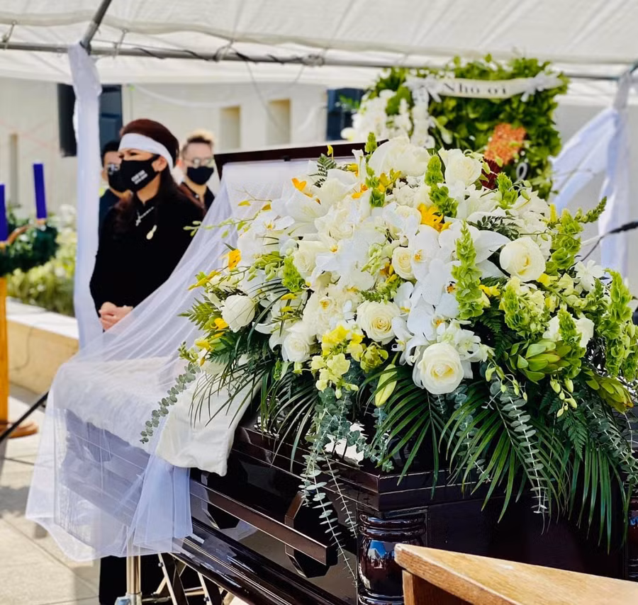 Ca sĩ Phương Loan (bé Heo - tên thân thương mà cố nghệ sĩ đặt cho vợ mình) đau buồn túc trực bên linh cữu chồng.