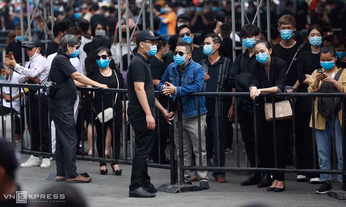 Người hâm mộ có mặt từ rất sớm, tất cả đều đeo khẩu trang, chờ đợi để được vào viếng cố danh hài tài hoa Chí Tài. Ảnh: VNE.