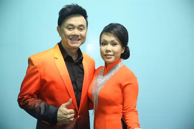 Việt Hương được ủy quyền đang đại diện gia đình lo liệu thủ tục, giấy tờ để nhận thi thể của danh hài Chí Tài.