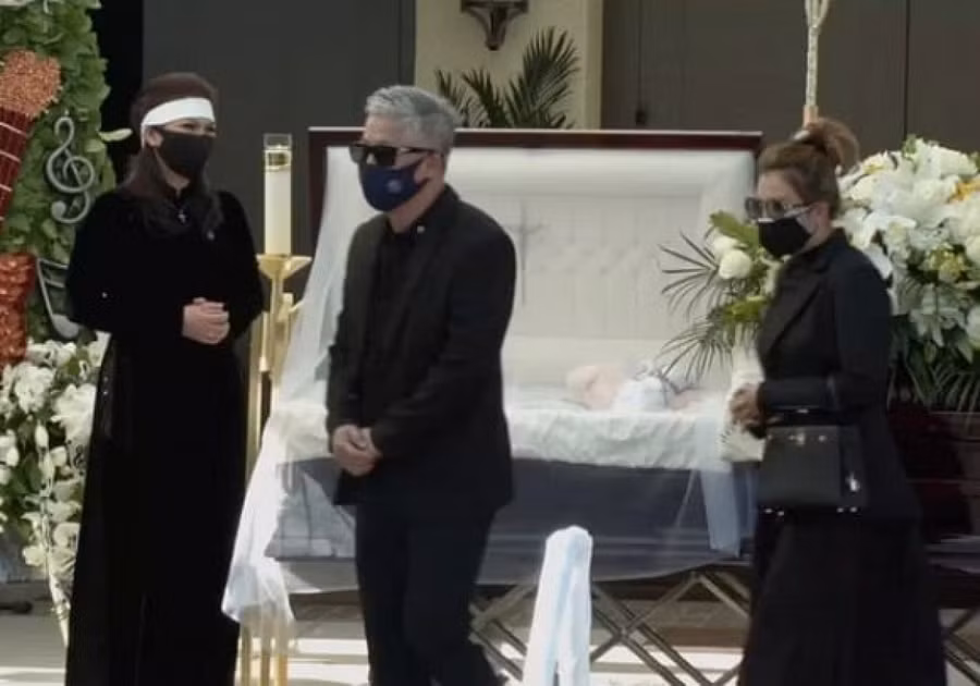 Ca sĩ Phương Loan - vợ cố nghệ sĩ đứng lặng lẽ bên linh cữu của chồng suốt lễ viếng khiến nhiều đồng nghiệp xót xa. Ảnh: VOV.