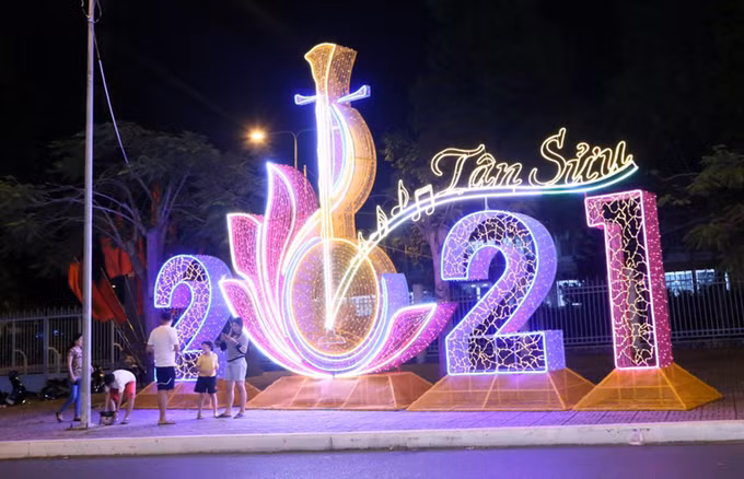 Người dân Cần Thơ đón Tết Dương lịch trong không khí nhộn nhịp, đường phố được trang hoàng đen lung linh. Ảnh: Cửu Long.