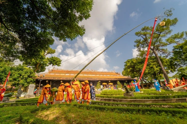 Phục dựng cảnh binh lính dựng nêu tại Thế miếu - Đại nội Huế.