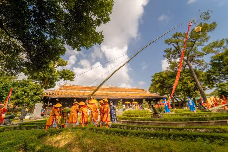 Phục dựng cảnh binh lính dựng nêu tại Thế miếu - Đại nội Huế.