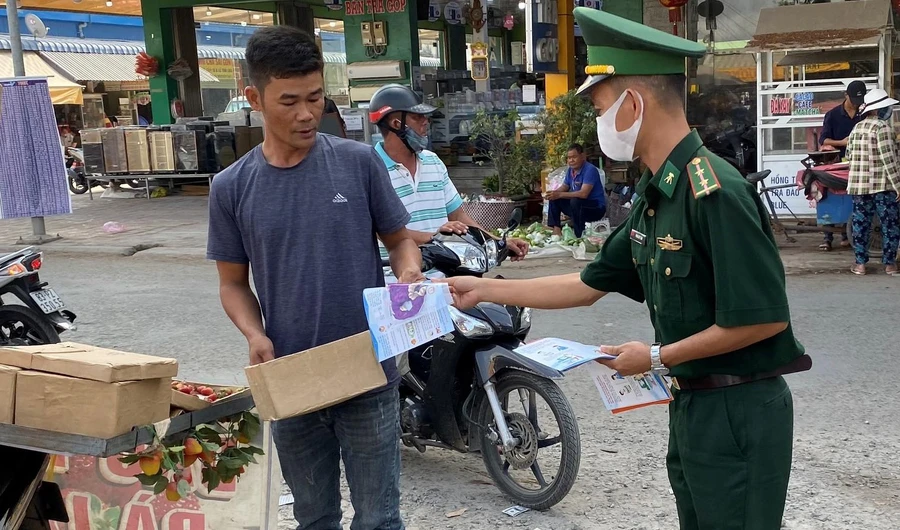 Cán bộ Biên phòng Bạc Liêu luôn đẩy mạnh tuyên truyền pháp luật, phòng chống mua bán người cho người dân