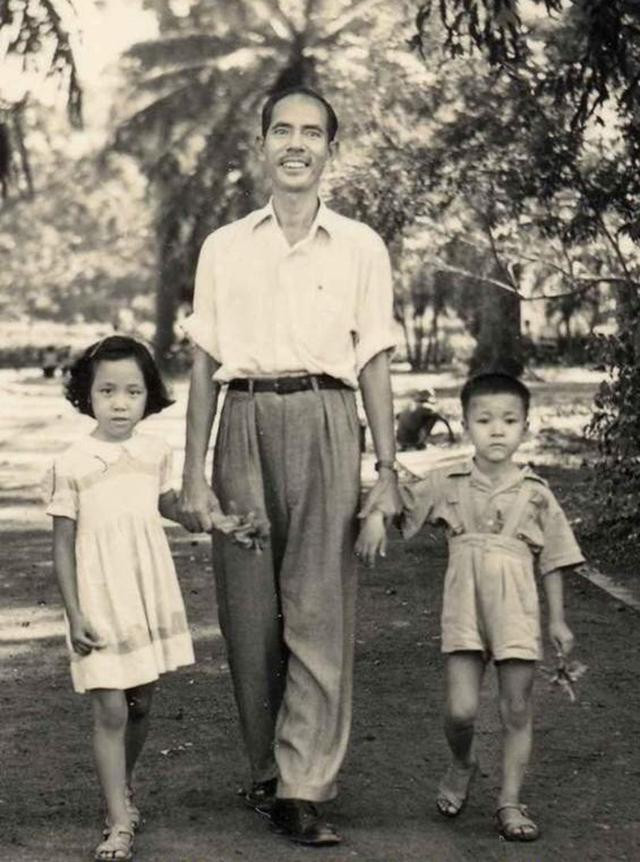 Nhà văn Nhất Linh (giữa) đi dạo với các cháu. Ảnh tư liệu của bà Trương Kim Anh. Nhà văn Nhất Linh (giữa) đi dạo với các cháu. Ảnh tư liệu của bà Trương Kim Anh.