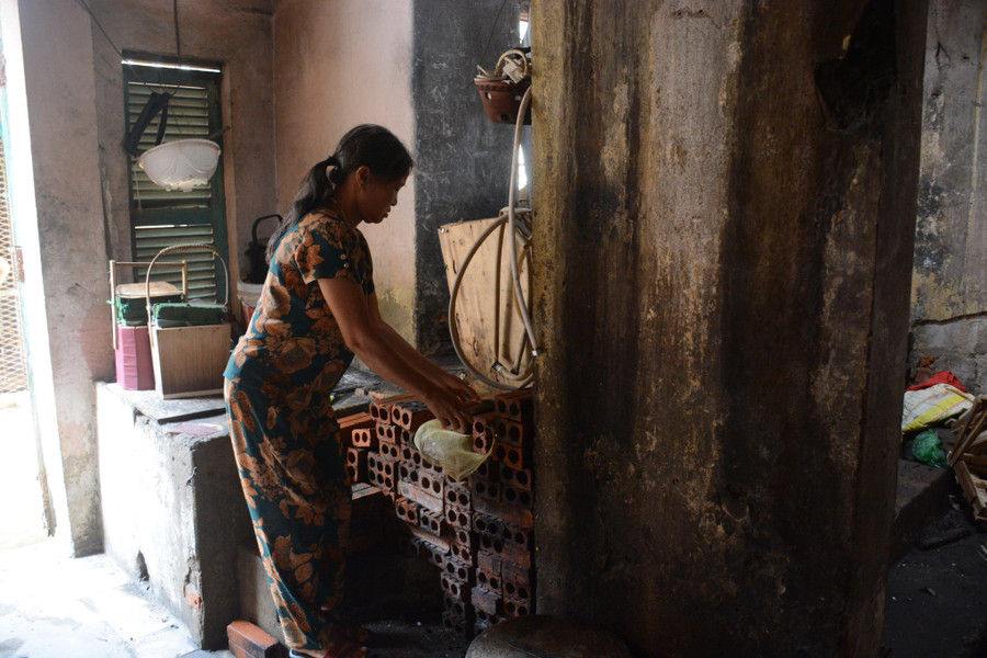 Có những gia đình 2 - 3 thế hệ sống trong căn nhà chỉ vài chục m2. Có những gia đình 2 - 3 thế hệ sống trong căn nhà chỉ vài chục m2.