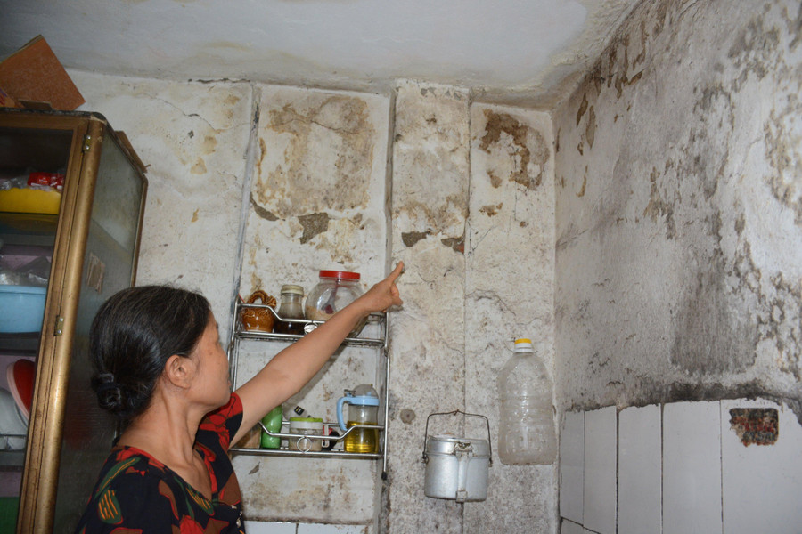 Những mảng tường lâu ngày bong tróc, ẩm mốc. Những mảng tường lâu ngày bong tróc, ẩm mốc.