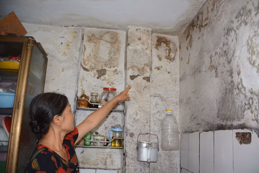 Những mảng tường lâu ngày bong tróc, ẩm mốc.