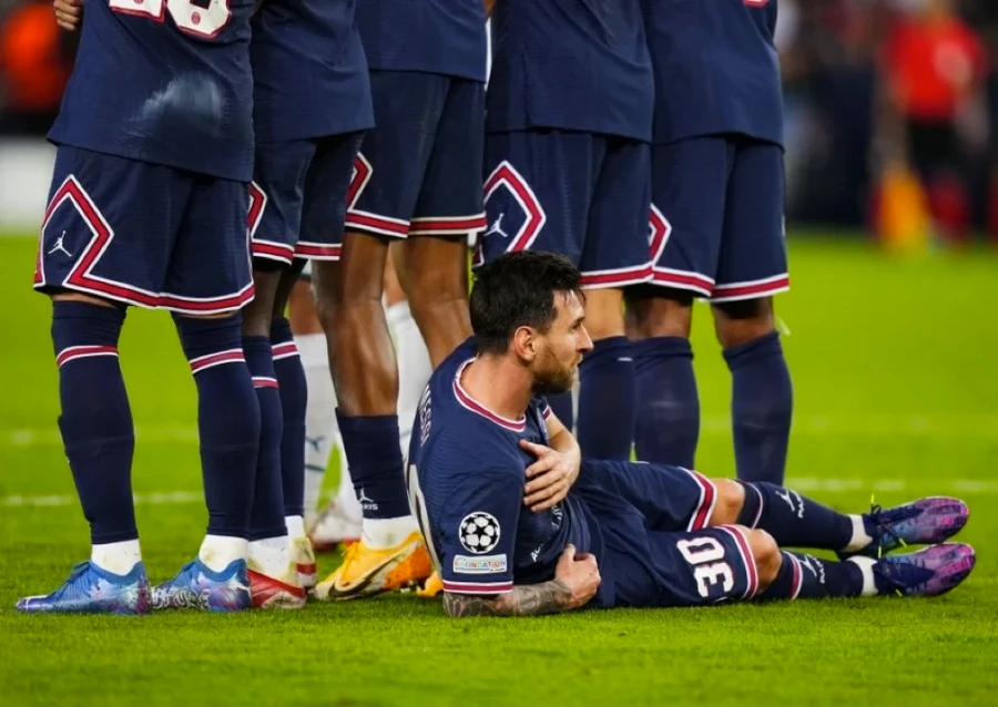 Messi lần đầu trong sự nghiệp phải nằm rào khi PSG thắng Man City 2-0.