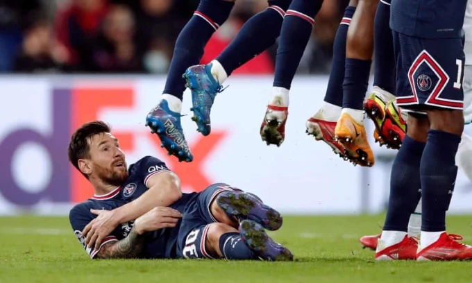 Trong màu áo Barca và cả tuyển Argentina, chưa bao giờ Messi phải nằm rào.