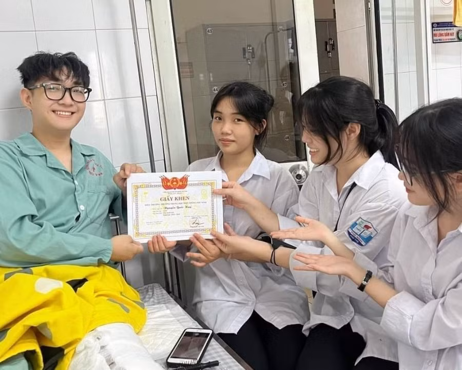 Nguyễn Quốc Huy đón Giấy khen Học sinh giỏi từ các bạn trên giường bệnh.