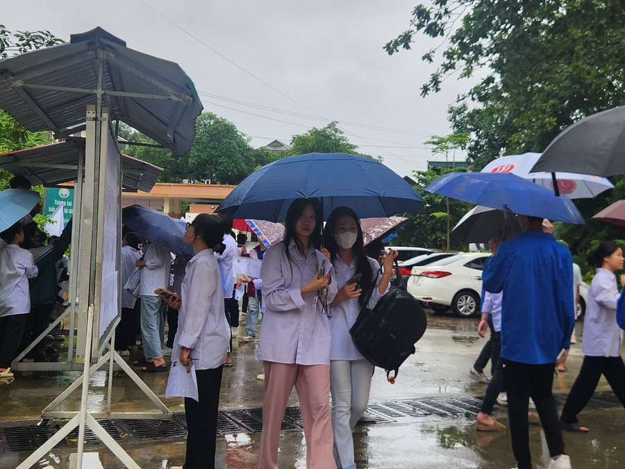 Các em học sinh đến đăng ký tại Điểm thi trường THPT Nguyễn Huệ, thành phố Yên Bái Các em học sinh đến đăng ký tại Điểm thi trường THPT Nguyễn Huệ, thành phố Yên Bái