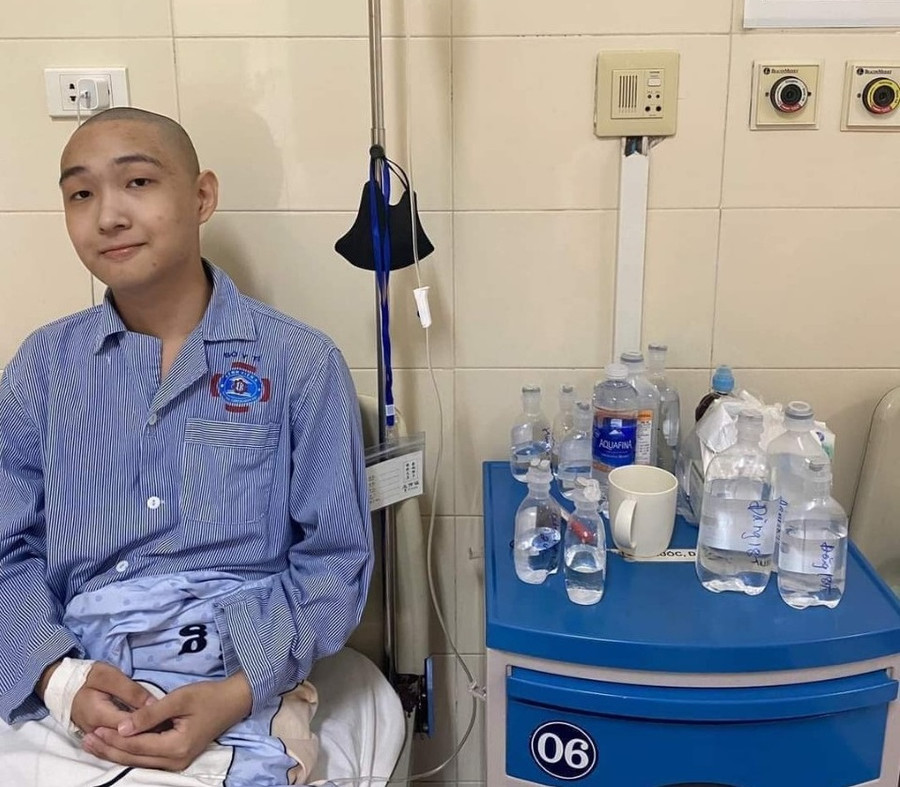 Trên giường bệnh Nguyễn Quốc Huy gửi lời chúc tới các bạn của mình dự thi tốt nghiệp THPT năm 2024 đạt kết quả tốt. Trên giường bệnh Nguyễn Quốc Huy gửi lời chúc tới các bạn của mình dự thi tốt nghiệp THPT năm 2024 đạt kết quả tốt.