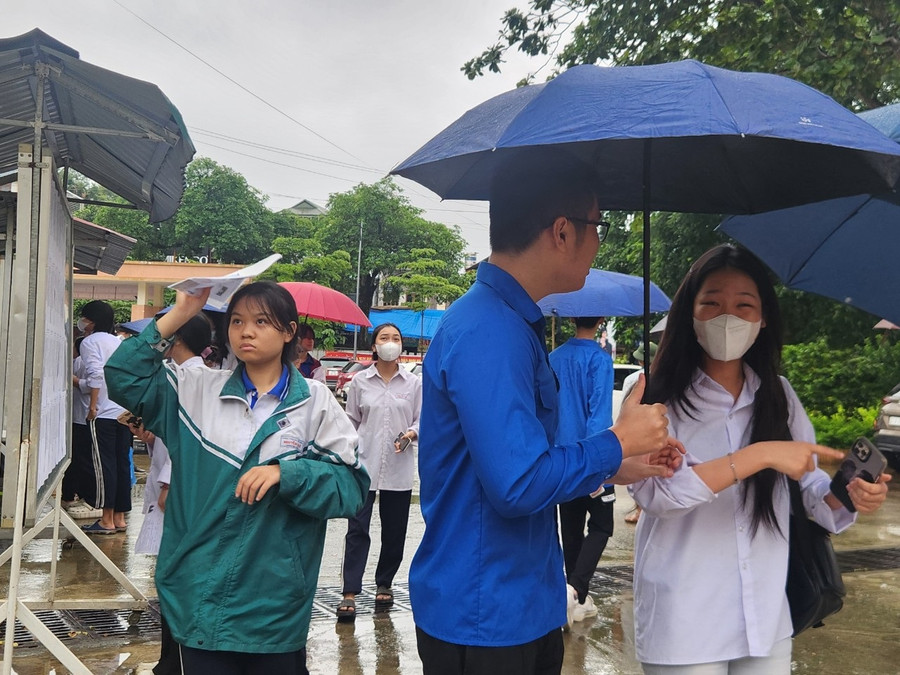 Thanh niên tình nguyện giúp đỡ các thí sinh đến làm thủ tục đăng ký dự thi chiều 26/6. Thanh niên tình nguyện giúp đỡ các thí sinh đến làm thủ tục đăng ký dự thi chiều 26/6.