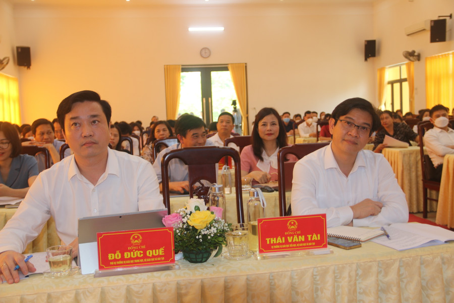 Thành viên của đoàn công tác Bộ GD&ĐT lên làm việc tại thị xã Nghĩa Lộ. Thành viên của đoàn công tác Bộ GD&ĐT lên làm việc tại thị xã Nghĩa Lộ.
