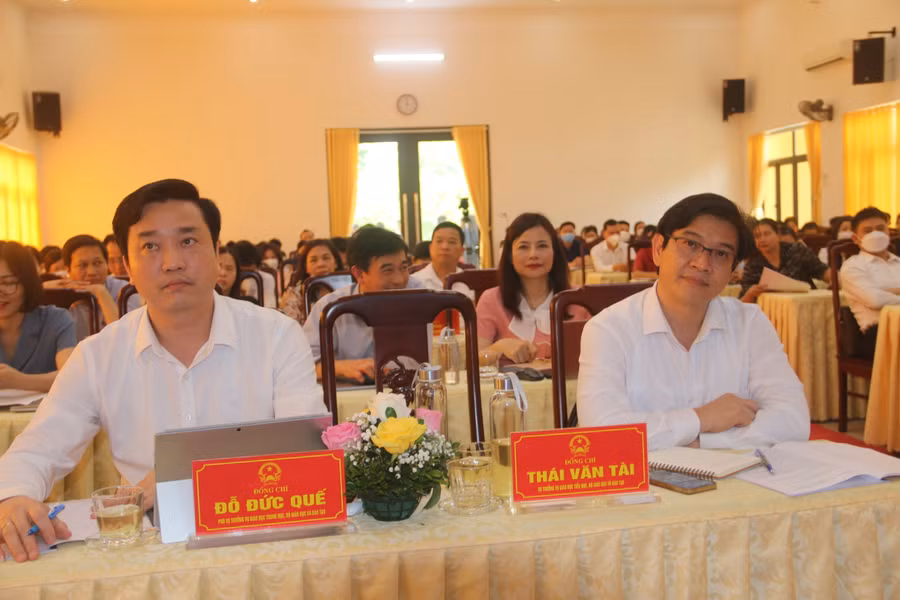 Thành viên của đoàn công tác Bộ GD&amp;ĐT lên làm việc tại thị xã Nghĩa Lộ.