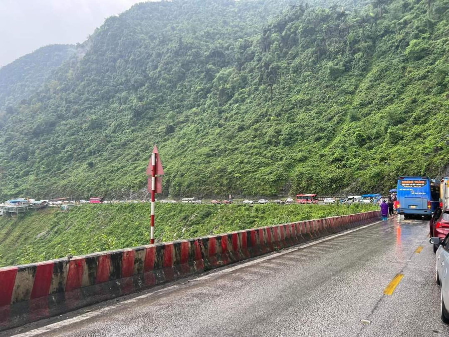 Nhiều phương tiện tham gia giao thông bị gián đoạn trên Quốc lộ 6. Nhiều phương tiện tham gia giao thông bị gián đoạn trên Quốc lộ 6.