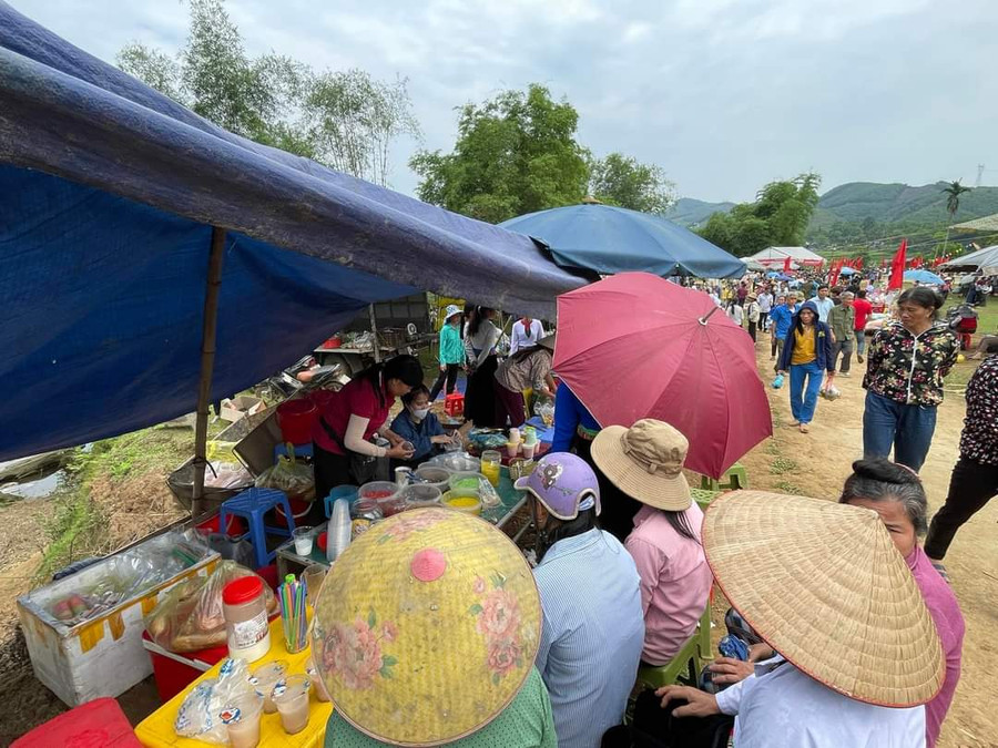 Đông đảo người dân đến xem lễ hội bắt cá. Đông đảo người dân đến xem lễ hội bắt cá.
