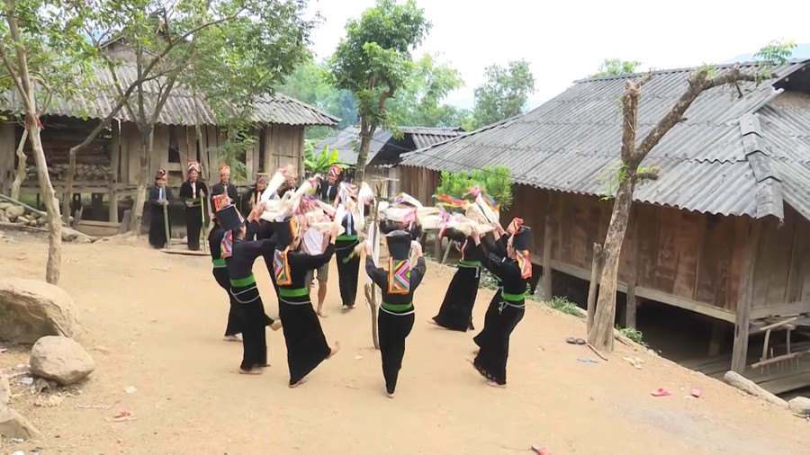 Ngoài hỗ trợ người dân La Ha phát triển sản xuất, chính quyền địa phương còn tuyên truyền bà con gìn giữ nét văn hoá đặc sắc của dân tộc. Ngoài hỗ trợ người dân La Ha phát triển sản xuất, chính quyền địa phương còn tuyên truyền bà con gìn giữ nét văn hoá đặc sắc của dân tộc.