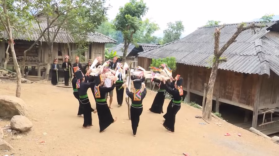 Ngoài hỗ trợ người dân La Ha phát triển sản xuất, chính quyền địa phương còn tuyên truyền bà con gìn giữ nét văn hoá đặc sắc của dân tộc.