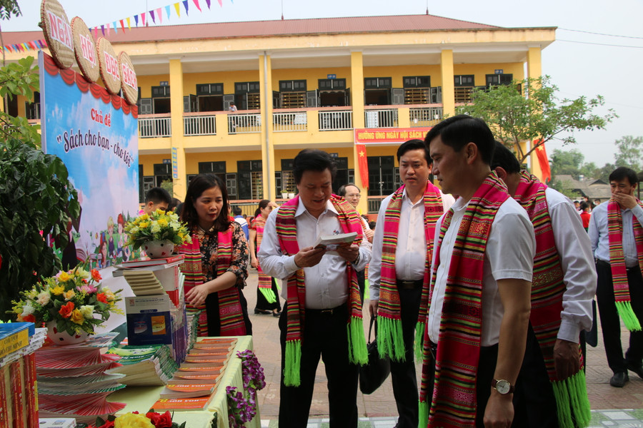 Thứ trưởng Nguyễn Hữu Độ cùng đoàn công tác thăm gian trưng bày sách giáo khoa.