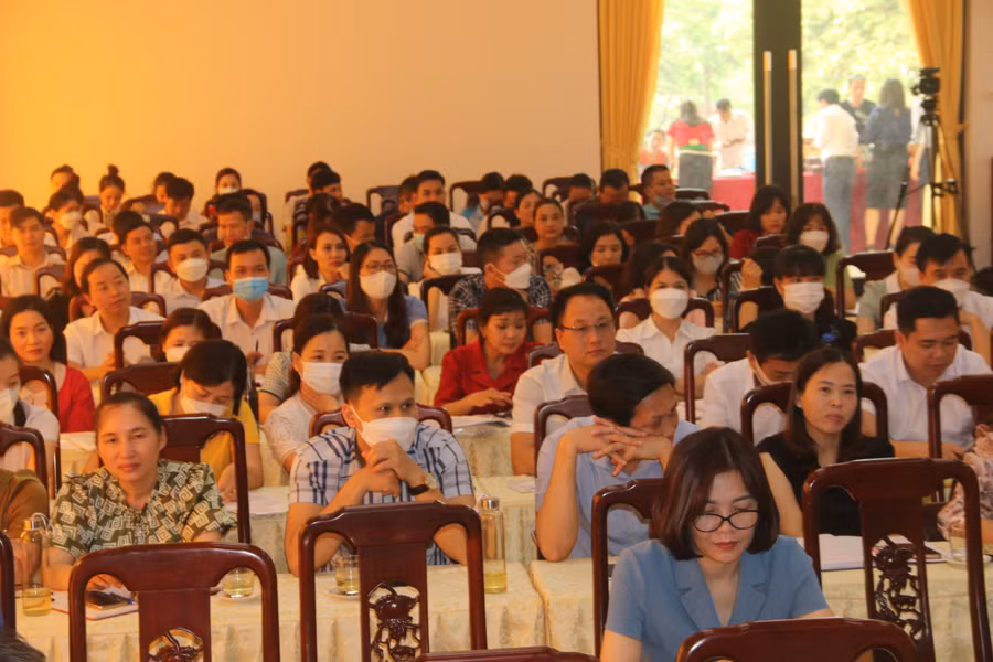 Các đại biểu tham dự hội nghị.