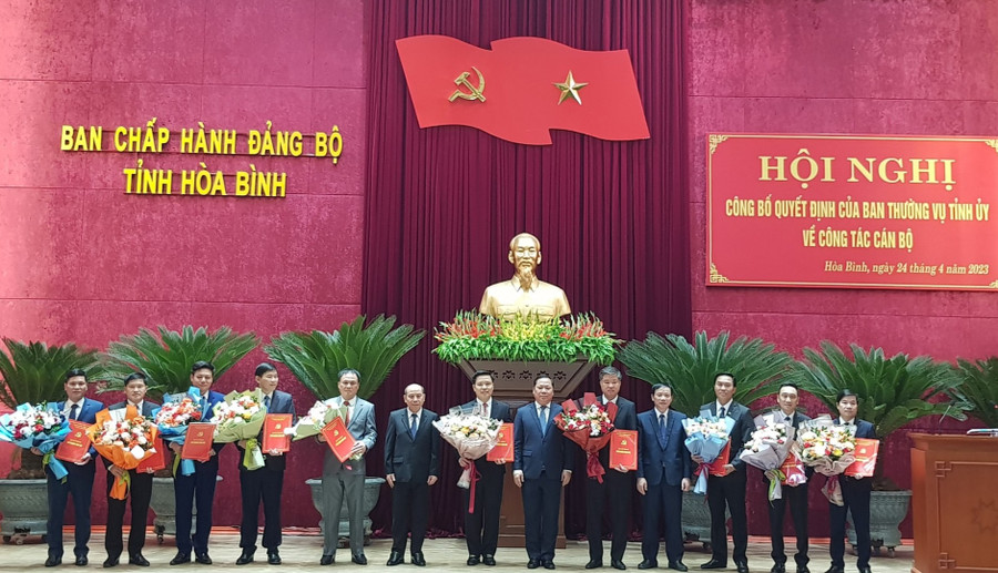 Các cán bộ, lãnh đạo được điều động, luân chuyển nhận quyết định và hoa tại Hội nghị.