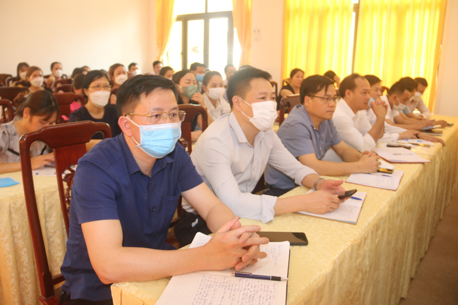 Đông đảo cán bộ quản lý, giáo viên ngành giáo dục trên địa bàn tỉnh tham dự hội nghị. Đông đảo cán bộ quản lý, giáo viên ngành giáo dục trên địa bàn tỉnh tham dự hội nghị.