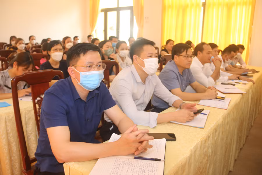 Đông đảo cán bộ quản lý, giáo viên ngành giáo dục trên địa bàn tỉnh tham dự hội nghị.