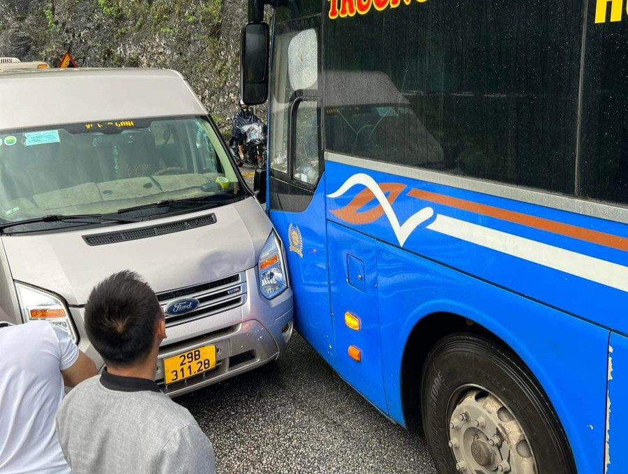 Một vụ va chạm xảy ra trên Quốc lộ 6. Một vụ va chạm xảy ra trên Quốc lộ 6.