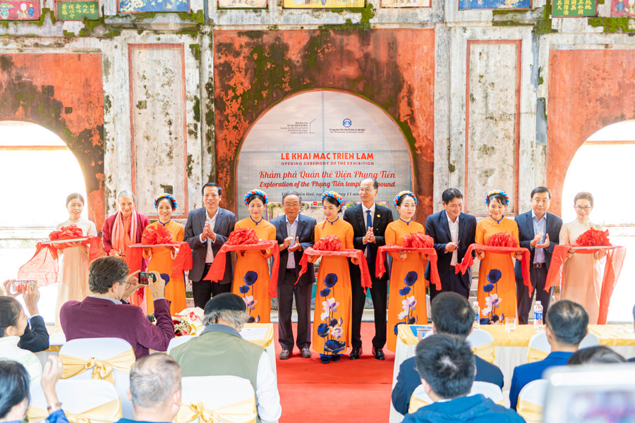 Các đại biểu, khách mời cắt băng khánh thành triển lãm. Các đại biểu, khách mời cắt băng khánh thành triển lãm.