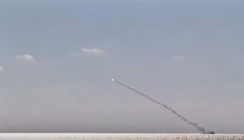  Tàu ngầm Kolpino phóng tên lửa Calibr từ dưới nước.