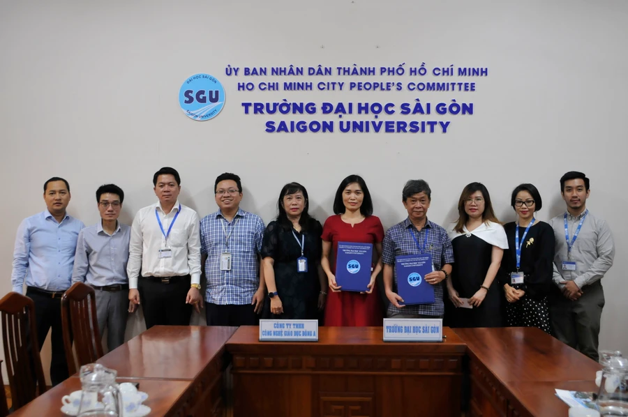 PGS.TS Phạm Hoàng Quân - Hiệu trưởng Trường Đại học Sài Gòn ký thỏa thuận hợp tác với đại diện Công ty Trách nhiệm hữu hạn Công nghệ Giáo dục Đông A.