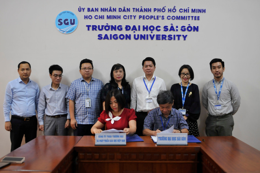 PGS.TS Phạm Hoàng Quân - Hiệu trưởng Trường ĐH Sài Gòn ký thỏa thuận hợp tác với đại diện Công ty Trách nhiệm hữu hạn Thương mại và Phát triển Giáo dục Việt Nam PGS.TS Phạm Hoàng Quân - Hiệu trưởng Trường ĐH Sài Gòn ký thỏa thuận hợp tác với đại diện Công ty Trách nhiệm hữu hạn Thương mại và Phát triển Giáo dục Việt Nam