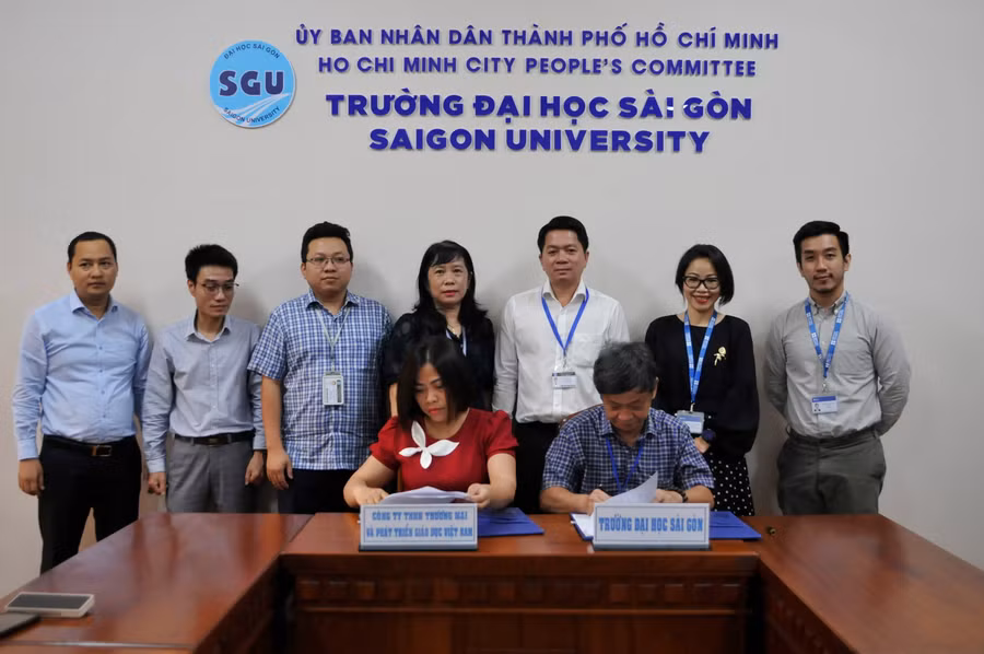 PGS.TS Phạm Hoàng Quân - Hiệu trưởng Trường ĐH Sài Gòn ký thỏa thuận hợp tác với đại diện Công ty Trách nhiệm hữu hạn Thương mại và Phát triển Giáo dục Việt Nam