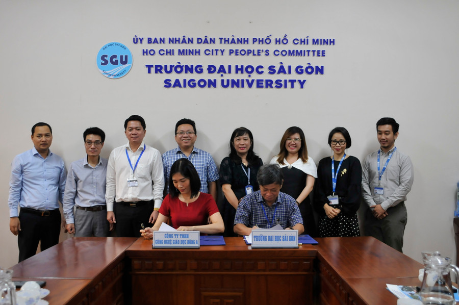 PGS.TS Phạm Hoàng Quân - Hiệu trưởng Trường ĐH Sài Gòn ký thỏa thuận hợp tác với đại diện Công ty Trách nhiệm hữu hạn Công nghệ Giáo dục Đông A. PGS.TS Phạm Hoàng Quân - Hiệu trưởng Trường ĐH Sài Gòn ký thỏa thuận hợp tác với đại diện Công ty Trách nhiệm hữu hạn Công nghệ Giáo dục Đông A.