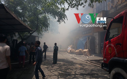 Lửa bao trùm kho hàng của công ty in cạnh cây xăng