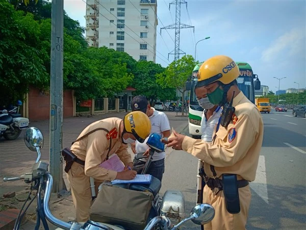 Lực lượng CSGT Thủ đô làm nhiệm vụ trên tuyến.