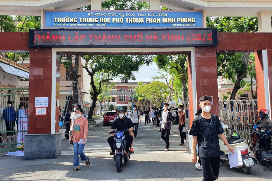 Điểm thi Trường THPT Phan Đình Phùng - một trong những điểm thi có lượng thí sinh đông nhất Hà Tĩnh. Điểm thi Trường THPT Phan Đình Phùng - một trong những điểm thi có lượng thí sinh đông nhất Hà Tĩnh.