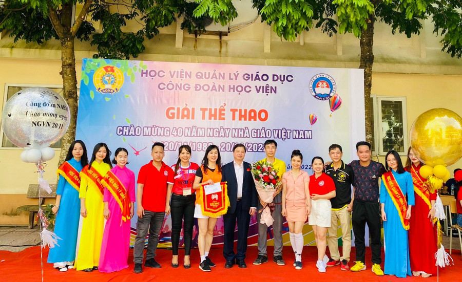 GS.TS Phạm Quang Trung - Giám đốc Học viện Quản lý giáo dục trao giải nhất nội dung bóng chuyền hơi cho các vận động viên.