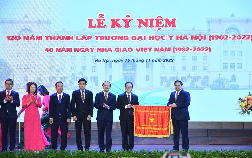 Thủ tướng trao Cờ thi đua của Chính phủ cho Trường ĐH Y Hà Nội. Thủ tướng trao Cờ thi đua của Chính phủ cho Trường ĐH Y Hà Nội.