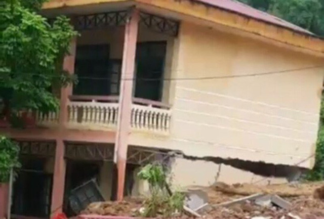 Dãy nhà 2 tầng, 6 phòng học đã bị nước lũ gây sạt lở nghiêm trọng Dãy nhà 2 tầng, 6 phòng học đã bị nước lũ gây sạt lở nghiêm trọng