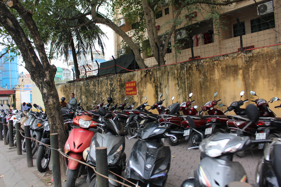 Với 2 hàng xe máy dưới biển cấm trên vỉa hè thuộc phường Dịch Vọng Hậu (quận Cầu Giấy).