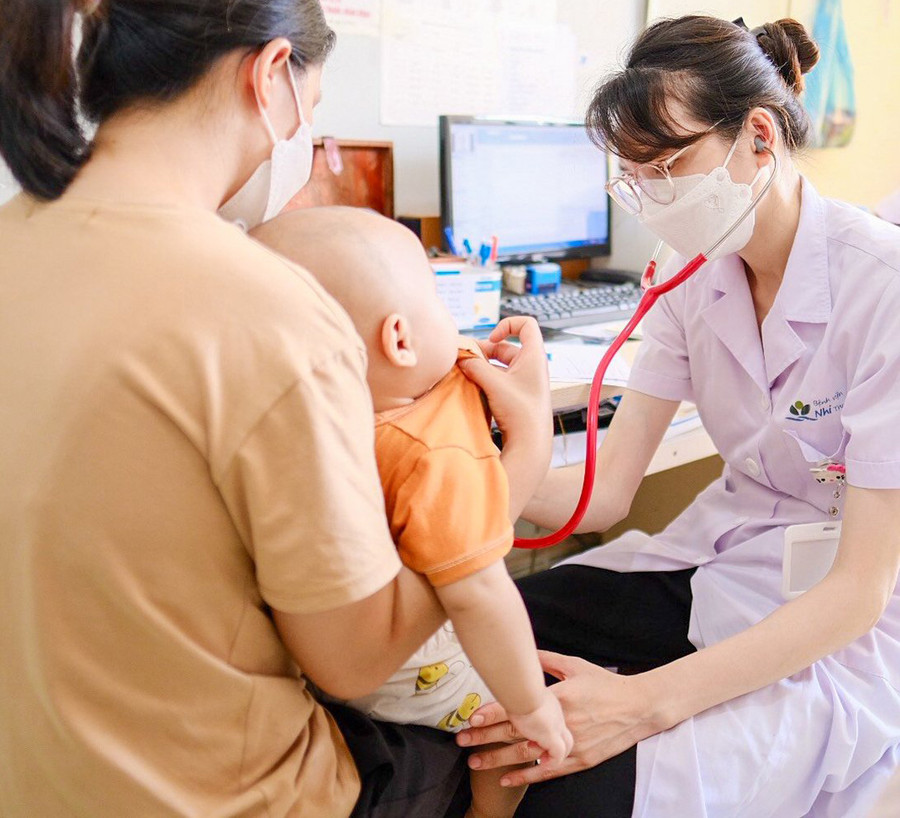 Trẻ đến khám tại Bệnh viện Nhi Trung ương. Ảnh: INT