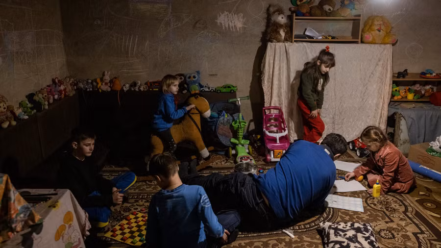 Học sinh Ukraine học tập trong hầm trú ẩn.