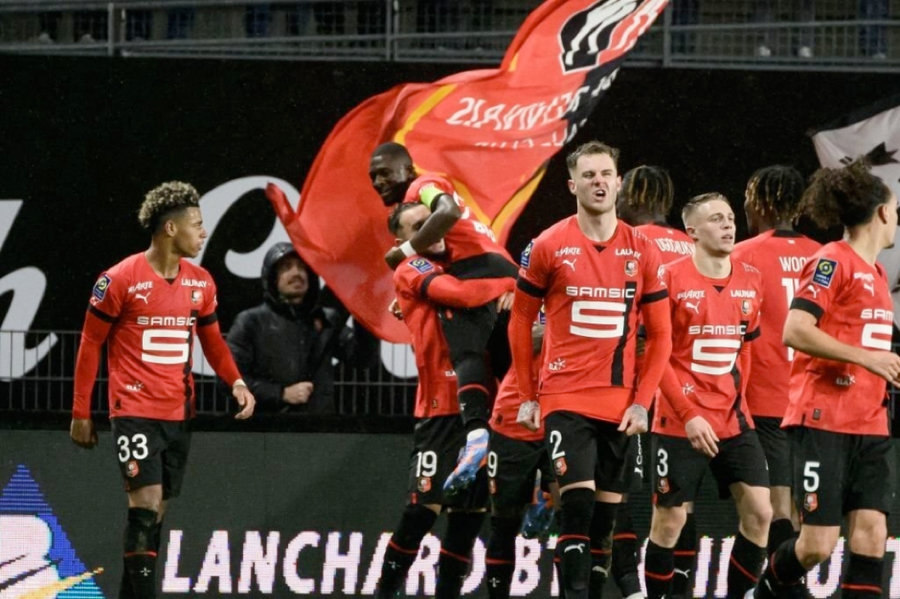 Rennes đã có trận thi đấu quả cảm và thắng PSG 1-0 ở vòng 19 Ligue 1. Rennes đã có trận thi đấu quả cảm và thắng PSG 1-0 ở vòng 19 Ligue 1.