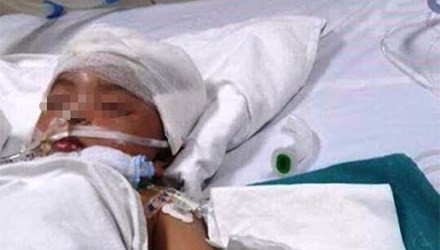 Trải qua nhiều cuộc phẫu thuật nhưng sức khỏe cháu Hoa vẫn chưa có tiến triển.